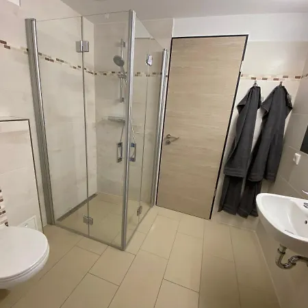 Gasthof Zwei Zimmer mit Bad für vier Personen *